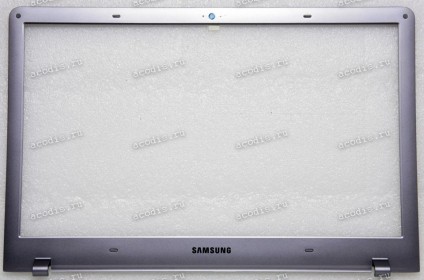 Верх. кр. рамка Samsung NP470R5E-X01RU (p/n: BA75-04540A) серебристая UNIT-HOUSING_FRONT_LCD;RAMOS-15M, BBY, DOME