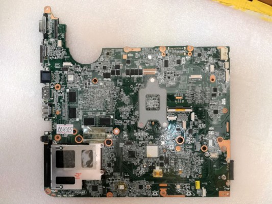 MB BAD - донор HP Pavilion dv6-1000 (31UT1MB0040) DAUT1AMB6D0 REV:D, ATI 216-0729042, AMD 215-0674034, AMD 218S7EBLA12FG, 8 чипов Samsung K4W1G1646D-EC15 - снято что-то