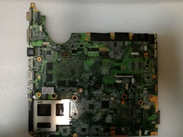 MB BAD - донор HP dv6-2000 (509450-001, 31UT1MB0040) DAUT1AMB6D0 REV: D, AMD 218S7EBLA12FG, AMD 215-0674034, 8 чипов Samsung K4W1G1646D-EC15 - снято что-то