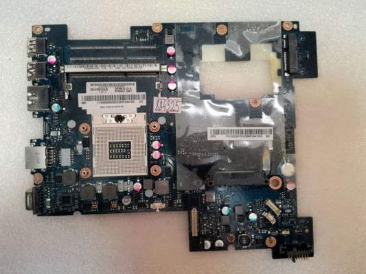 MB BAD - донор Lenovo IdeaPad B470, B570, G470, G570 PIWG2 LA-675AP (11S90000026Z, 11S102500101Z) LA-675AP REV: 1.0., Intel SLJ4P BD82HM65 - снято что-то